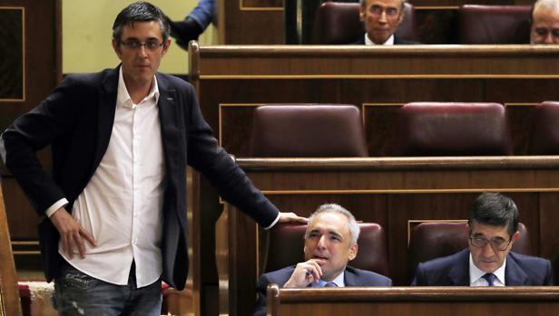 Los diputados del PSOE Eduardo Madina (i), Rafael Simancas (c), y Patxi López (d), en el pleno del Congreso de los Diputados