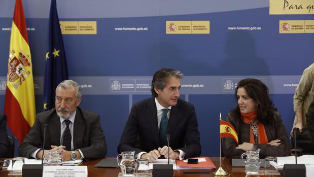 El ministro de Fomento, Íñigo de la Serna (c), junto al secretario de Estado de Infraestructuras, Julio Gómez-Pomar (i), durante la conferencia sectorial con las comunidades autónomas para abordar el nuevo plan de vivienda