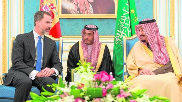 El Rey Felipe VIcon su homólogo saudí, el rey Salman bin Abdelaziz, el pasado fin de semana en Riyadh