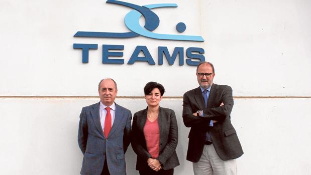 José Cañas y Federico París, co-fundadores de Teams, flanquean a Esther García, CEO de la compañía