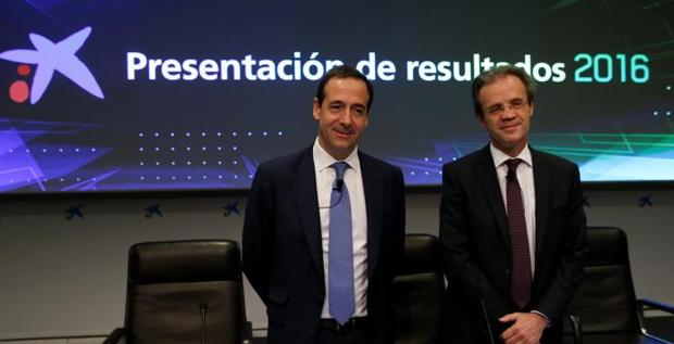 Jordi Gual (a la derecha) y Gonzalo Gortázar, presidente y consejero de Caixabank