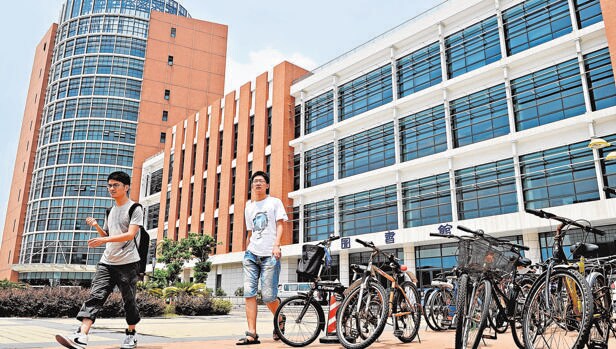 Estudiantes chinos salen de un centro universitario