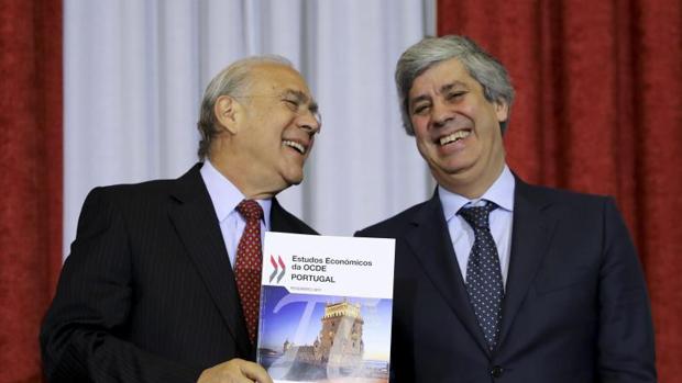 El ministro de Finanzas luso, Mário Centeno (d), juno al secretario general de la OCDE, Ángel Gurría,