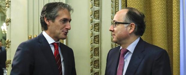 El ministro de Fomento, Íñigo de la Serna (i), junto al presidente de Iberia, Luis Gallego