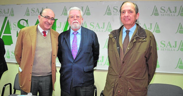 Ricardo Serra, flanqueado por José María Loring (tesorero) y José Luis Pablo-Romero (vicepresidente)