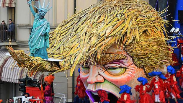Una enorme máscara de Donald Trump protagonizó ayer el Carnaval de Toscana, en Italia.