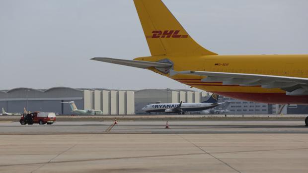 Imagen de dos aviones, uno de Ryanair y otro de DHL, en el aeropuerto de Madrid Barajas