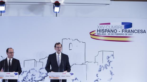El presidente de la República francesa Françoise Hollande, en rueda de prensa en el Centro Pompidou de Málaga con el jefe del Gobierno español, Mariano Rajoy