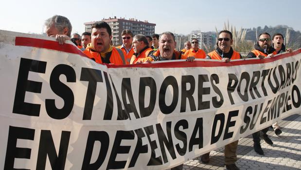 El coordinador general del Coordinadora Estatal de Trabajadores del Mar (CETM), Antolín Goya, a su llegada hoy a la reunión que los sindicatos de estibadores y la patronal del sector