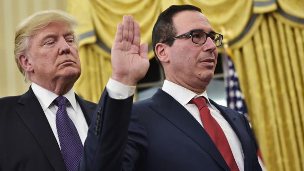 El secretario del Tesoro de EEUU, Steven Mnuchin, jura su cargo en presencia de Donald Trump