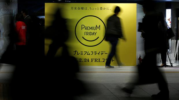 Un cartel anunciador del «Premium Friday» en Tokio
