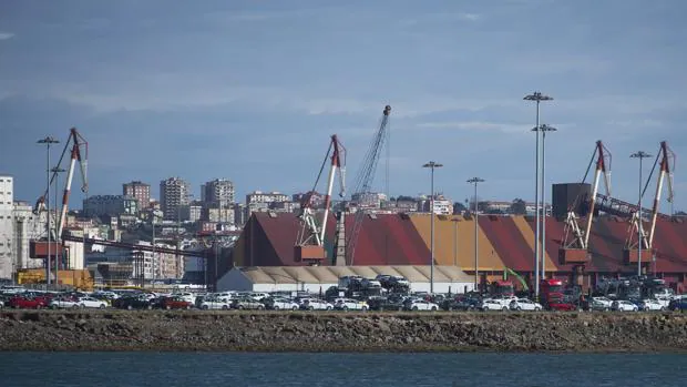 Vista del puerto de Santander que es uno de los que estará a partir del 6 de marzo afectado por la huelga de estibadores