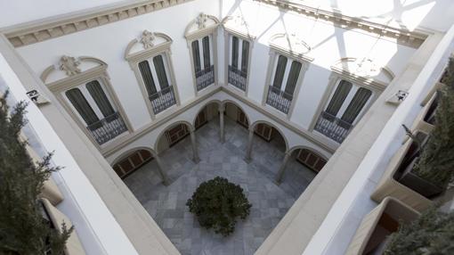 Vista de la casa palacio en la calle Cardenal Cisneros