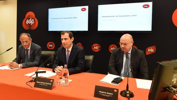 El consejero delegado de EDP España, Miguel Stilwell de Andrade, en el centro, acompañado de los directivos Javier Sáenz de Jubera (a la izquierda) y de Massimo Rossini.