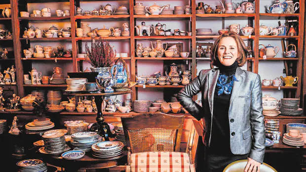 Otilia Martínez posa rodeada de objetos de segunda mano en su tienda de Madrid