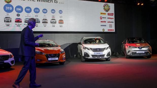 El presidente del jurado del «Coche del año», Hakan Matson, anuncia que el modelo Peugeot 3008 es el ganador de la categoría de cara a la edición 87 del Salón del Automóvil de Ginebra, Suiza, que se celebra a lo largo del mes de marzo