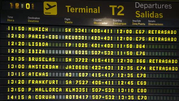 Monitor de información de salidas de la Terminal 2 del Aeropuerto de Barajas (Madrid) en el que se observan varios vuelos afectados por la huelga de controladores en Francia