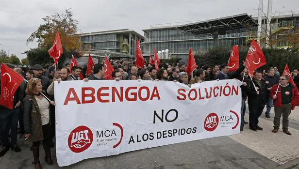 Trabajadores de Abengoa concentrados hoy en la puerta de la sede en Sevilla convocados por la federación provincial de Metal, Construcción y Afines de UGT