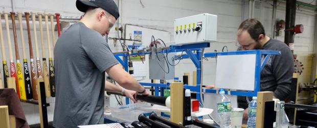 Trabajadores en una empresa que fabrica bates de béisbol en Dolgeveille, en el estado de Nueva York