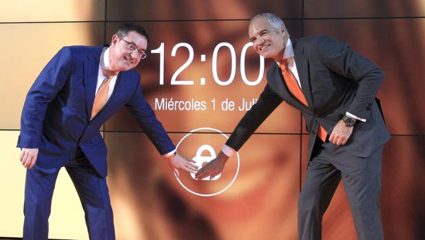 El presidente de Euskaltel, Alberto García Erauzkin (i), junto al director general de esta compañia, Fernando Ojeda,, durante la salida a Bolsa de la compañía