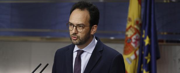 El portavoz del grupo socialista en el Congreso de los Diputados, Antonio Hernando, durante la rueda de prensa que ha ofrecido hoy tras la reunión de la Junta de Portavoces.