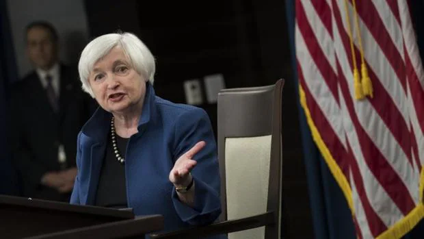 La presidenta de la Reserva Federal (Fed) de Estados Unidos, Janet Yellen, en rueda de prensa tras la decisión de elevar el 0,25 % de los tipos de interés en EEUU