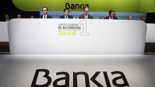 El presidente de Bankia, Jose Ignacio Goirigolzarri (segundo por la izquierda), durante la junta de accionistas de la entidad, la primera desde que el FROB instara a la entidad y a BMN a comenzar los preparativos para su fusión
