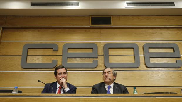 El presidente de la CEOE, Juan Rosell (i), y el de Cepyme, Antonio Garamendi durante una rueda de prensa