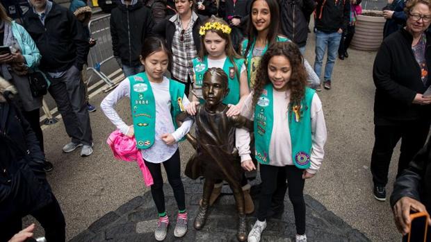 Estatua de la «Niña sin miedo» frente al toro de Wall Stree