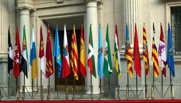 Banderas autonómicas izadas en la Conferencia de Presidentes