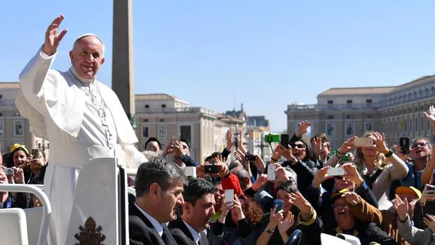 El Papa Francisco I en la Plaza del Vaticano