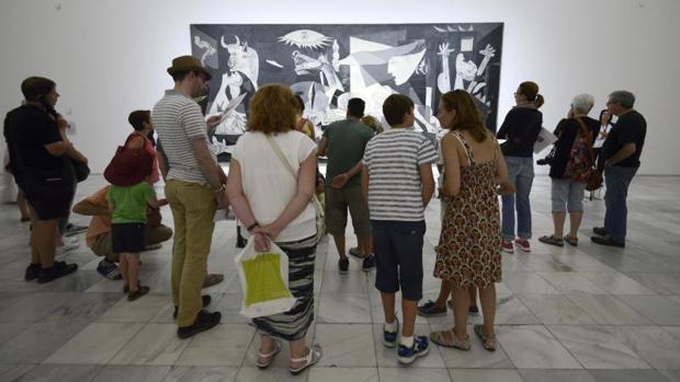 Turistas en el Museo Reina Sofía de Madrid