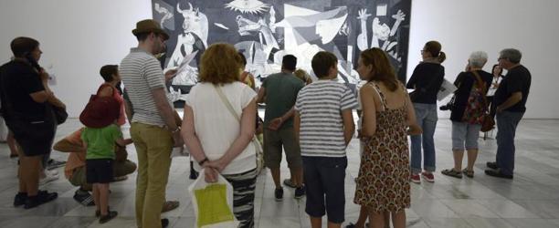 Turistas en el Museo Reina Sofía de Madrid