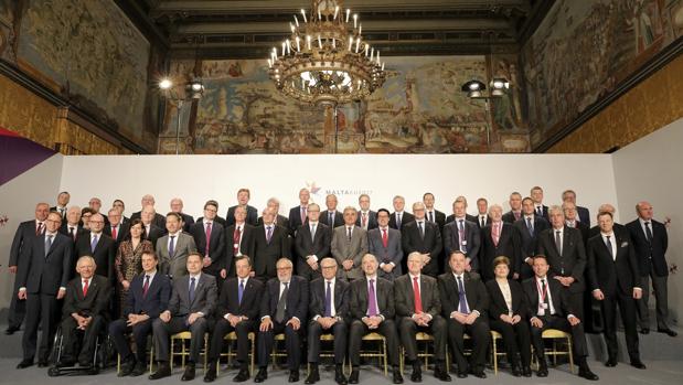 Foto de familia de los ministros de Economía y Finanzas de la Unión Europea durante su reunión informal en Malta