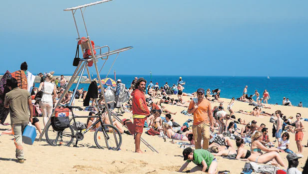 Las playas de Barcelona se preparan para la Semana Santa