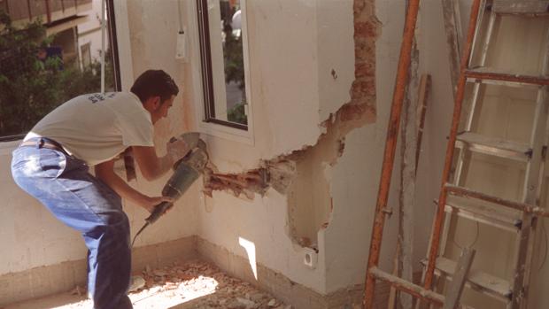 ¿Hasta que hora pueden trabajar los operarios de la obra que están haciendo en el piso de arriba?