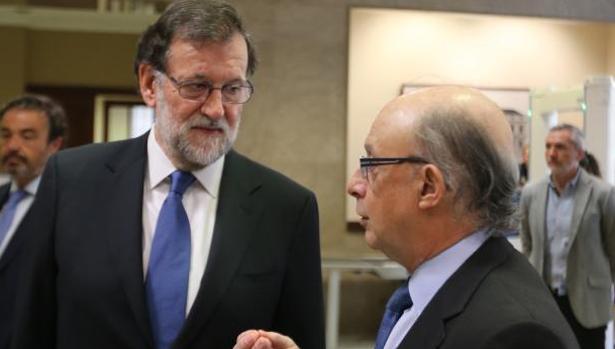 Mariano Rajoy conversa con Cristóbal Montoro
