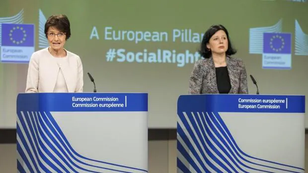 La comisaria europea de Empleo, Marianne Thyssen (i), y de Justicia, Vera Jourová