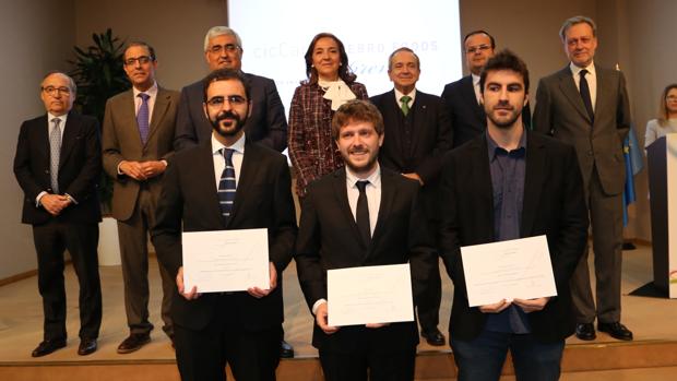 Los ganadores de los Premios cicCartuja-Ebro Foods, en primer plano, con las autoridades al fondo