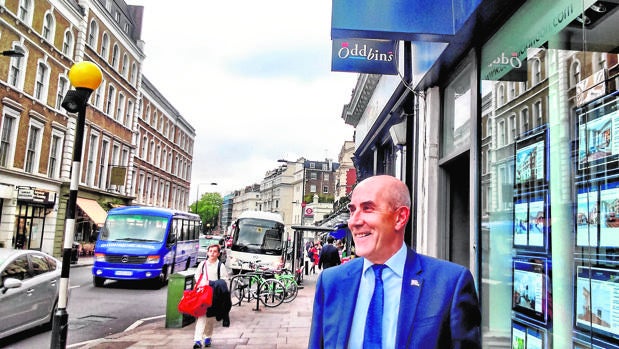 Domingo, en la puerta de su inmobiliaria en Londres