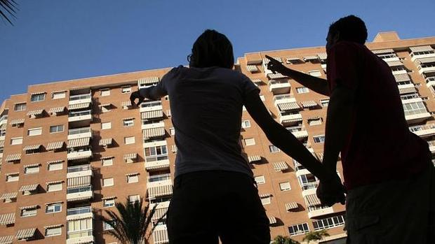 Dos jóvenes buscan piso de alquiler en Madrid