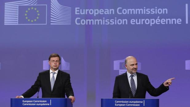 El comisario de Asuntos Económicos, Pierre Moscovici (d), y el vicepresidente para el Euro, Valdis Dombrovskis