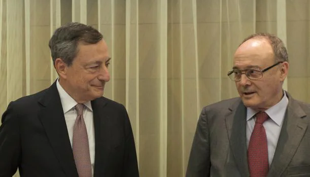 El presidente del BCE, Mario Draghi, y el gobernador del Banco de España, Luis María Linde, hoy en Madrid