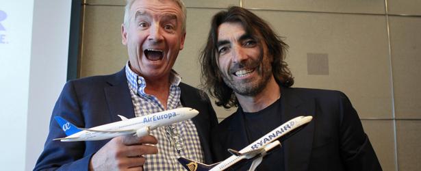 El consejero delegado de Ryanair, Michael O'Leary (i), y el consejero ejecutivo de Globalia, Javier Hidalgo, dan a conocer la alianza de Ryanair y Air Europa