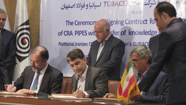 El vicepresidente de ventas y marketing de Tubacex, Anton Azlor, a la izquierda, durante la firma del contrato