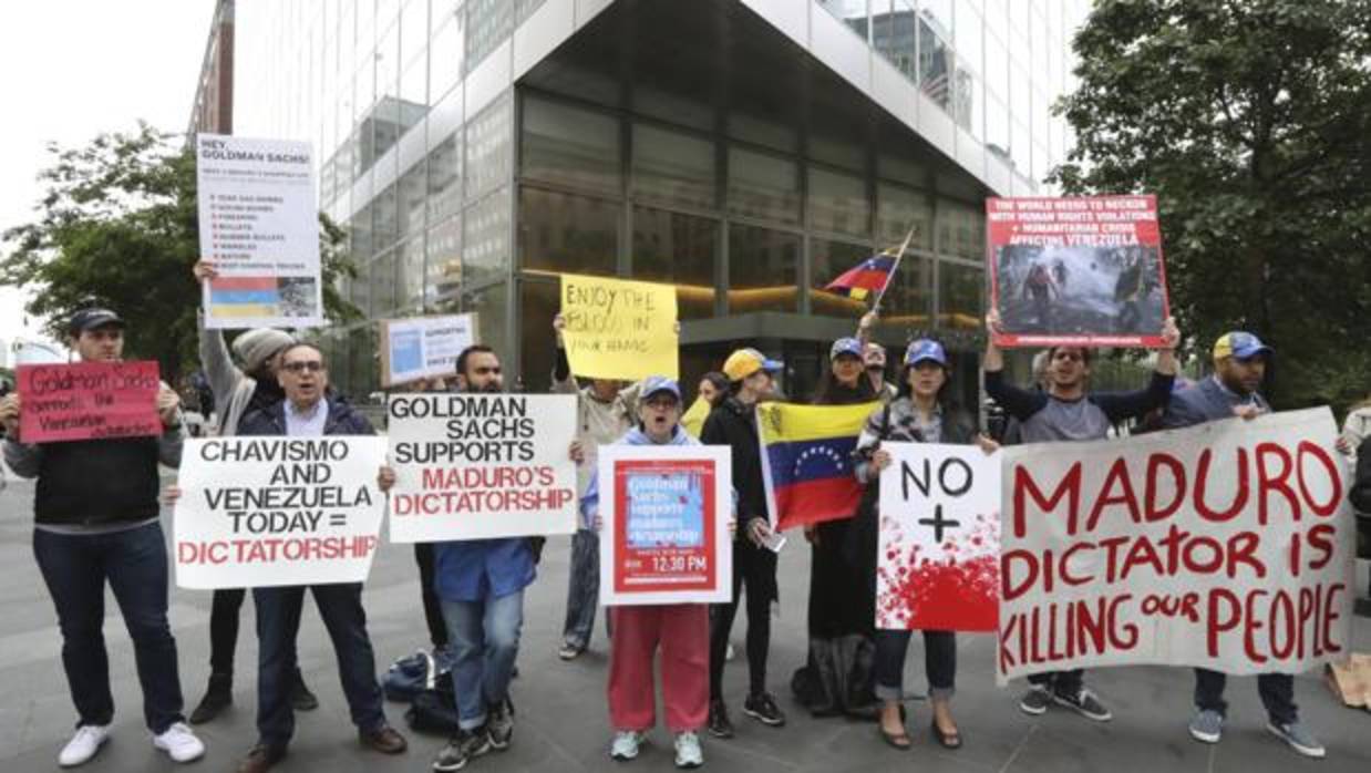 Este martes decenas de personas se han manifestado en contra de esta operación frente a la sede neoyorquina de Goldman