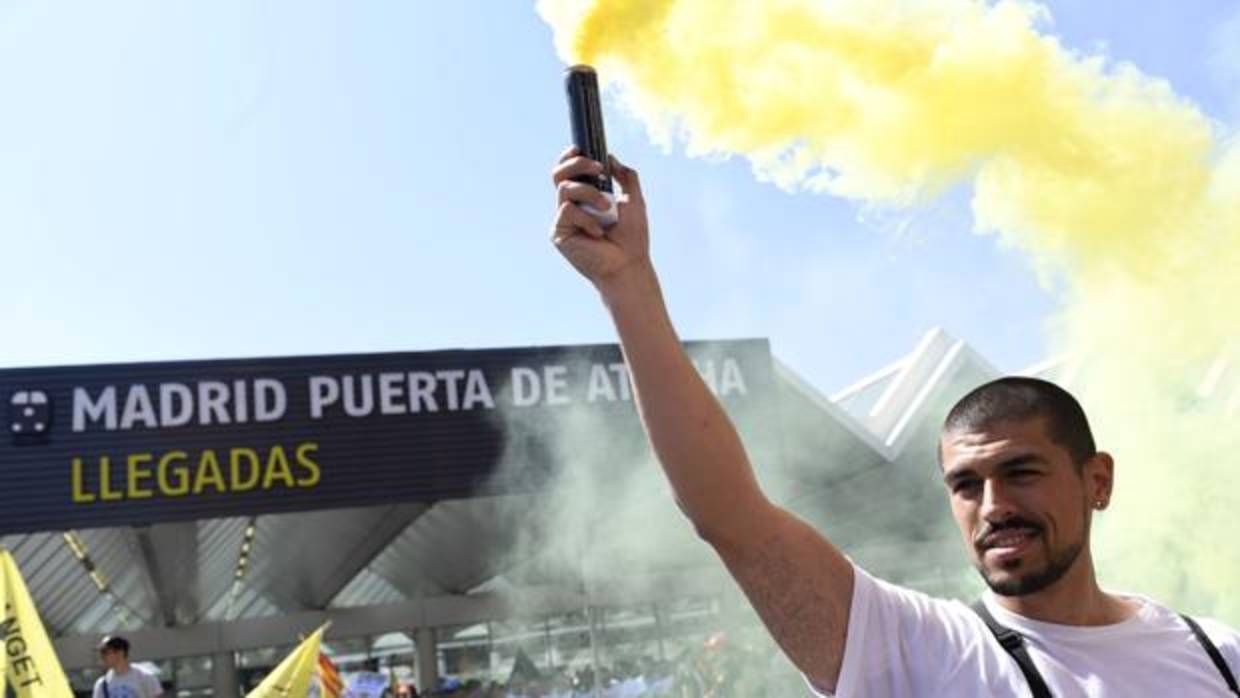 Un manifestante participa en la protesta de taxistas en la estación de Atocha