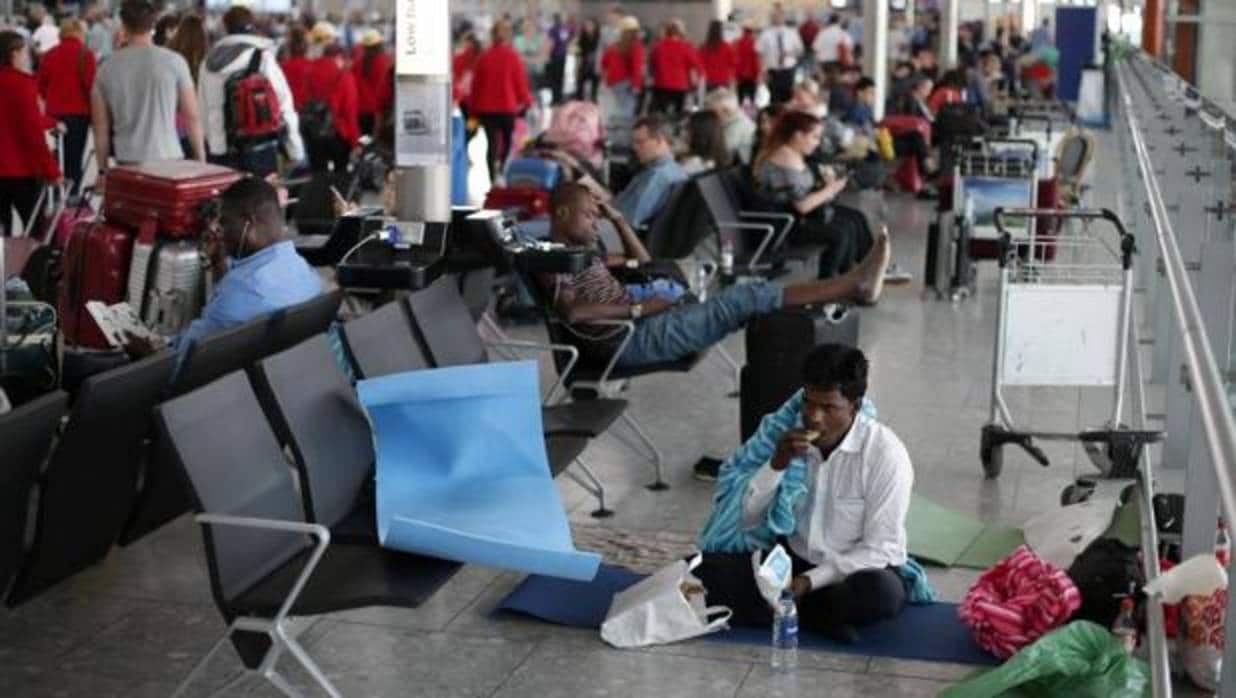 Pasajeros afectados ayer por las cancelaciones en el aeropuerto londinense de Heathrow