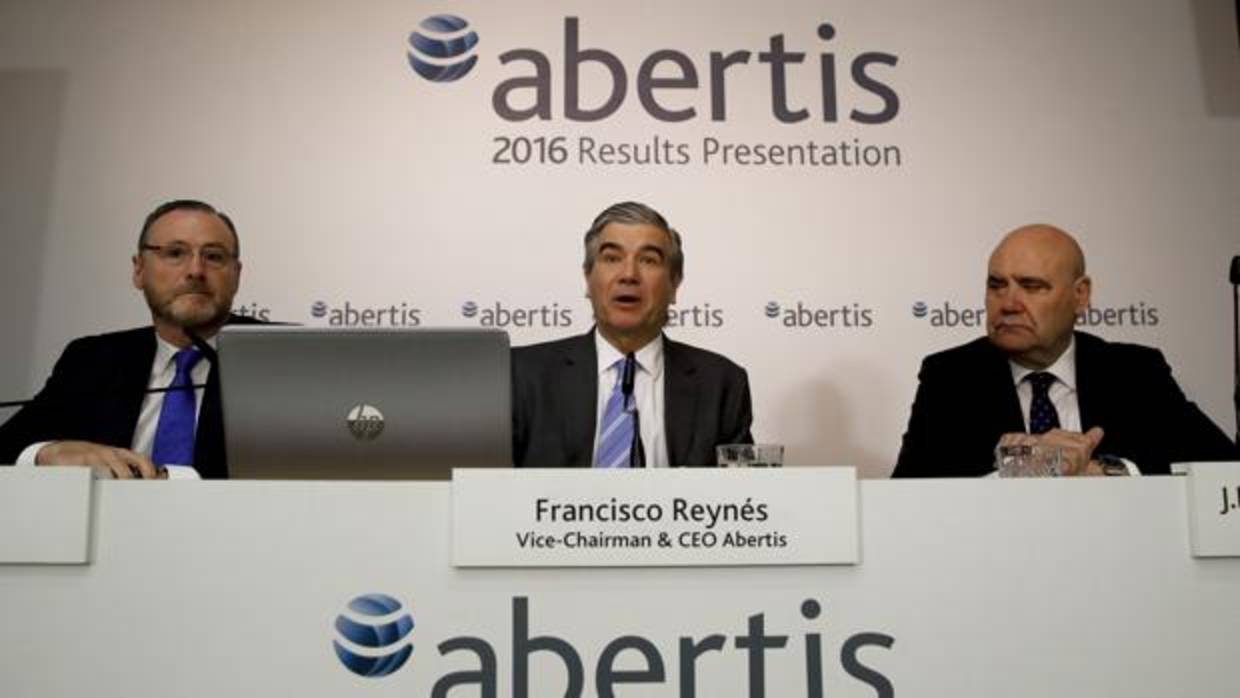 El vicepresidente y consejero delegado de Abertis, Francisco Reynés (centro), junto al director general financiero y de desarrollo corporativo, José Aljaro (izquierda), y el director de comunicación, Juan María Hernández Puertolas