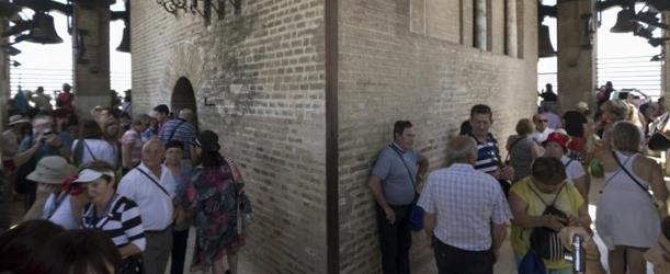 Turistas en la Giralda de Sevilla